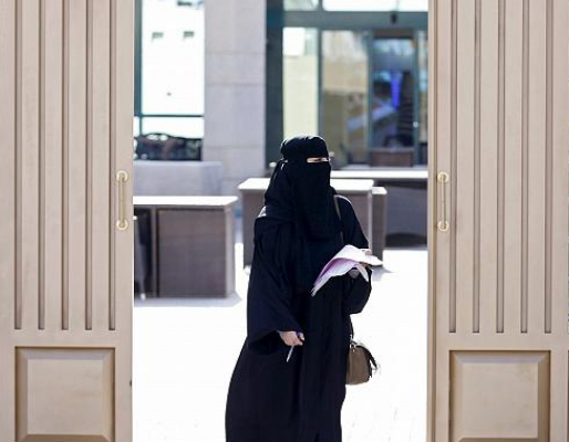 المرأة السعودية تدخل مجال "التوثيق" وتقوم بمهام كاتب العدل
